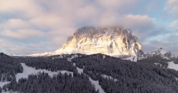 ピーク時の早朝の雲の山サッソルンゴ 冬の空中風景 イタリアの南チロル州ヴァル ガーデナの森と山に囲まれたスキーリゾート 美しい高山自然 — ストック動画