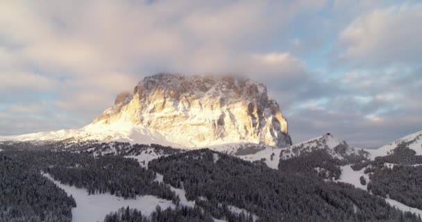 ピーク時の早朝の雲の山サッソルンゴ 冬の空中風景 イタリアの南チロル州ヴァル ガーデナの森と山に囲まれたスキーリゾート 美しい高山の荒野 — ストック動画