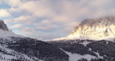 Alplerde gün doğumu, güzel ışık Sassolungo Dağı 'nı ve altındaki ormanı vuruyor. Val Gardena İtalya 'da kayak merkezinde sabahın erken saatlerinde.