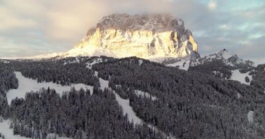 Alplerdeki havadan vahşi doğa manzarası. Val Gardena 'daki Sassolungo Dağı. Güzel Orman ve Dağ yükseliyor