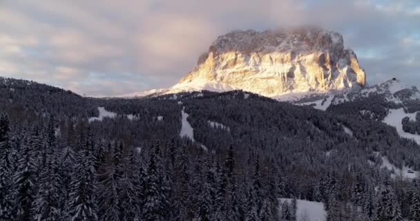 Berg Tidigt Morgon Träffas Solljus Från Soluppgången Flygbergen Dolomiterna Skidanläggning — Stockvideo