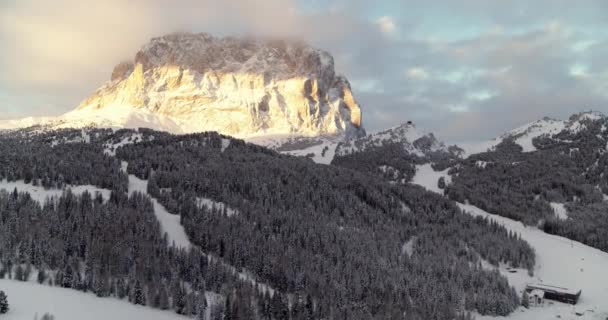 Mountain Sassolungo Sújtotta Napfény Reggeli Órákban Forest Árnyékban Gyönyörű Légi — Stock videók