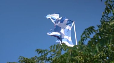 Slow Motion Greece Flag in the Wind. Yunanistan 'ın Kırık Bayrağı.