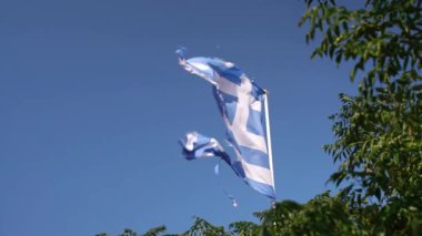 Slow Motion Greece Flag in the Wind. Yunanistan 'ın Kırık Bayrağı.