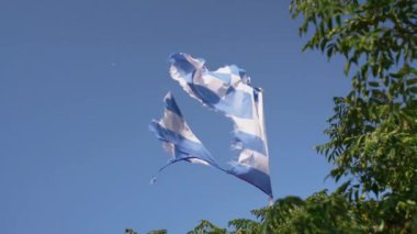 Güçlü rüzgarda dalgalanan Yunan Bayrağı. Parçalanmış Yunanistan Bayrağı Yavaş Çekimde.
