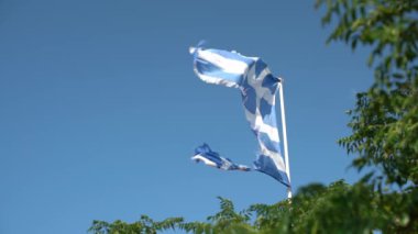 Güçlü rüzgarda dalgalanan Yunan Bayrağı. Güçlü rüzgarda bayrak