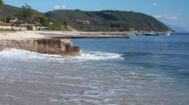 Yunanistan 'da Sahilde Beton Blokta Dalgalar Kırılıyor. Yavaş Hareket Dalgaları