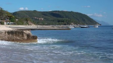 Yunanistan 'da Sahilde Beton Blokta Dalgalar Kırılıyor. Yavaş Hareket Dalgaları