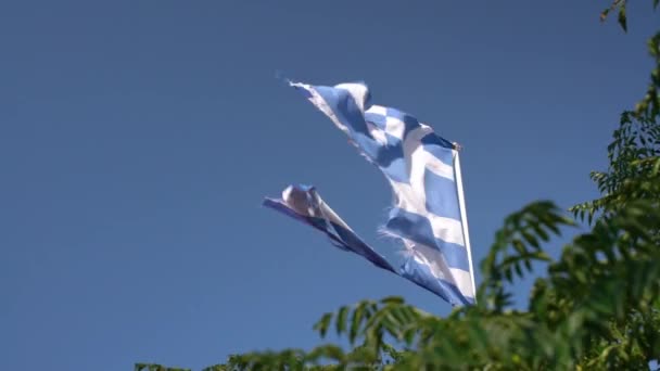 Slowmotion Grekiska Flaggan Flyger Stark Vind Slitet Grekland Flagga Slow — Stockvideo