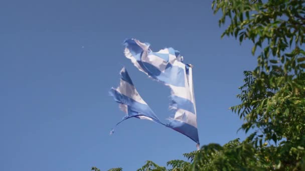 希腊国旗在强风中飘扬缓慢 慢动作切碎的希腊国旗 — 图库视频影像