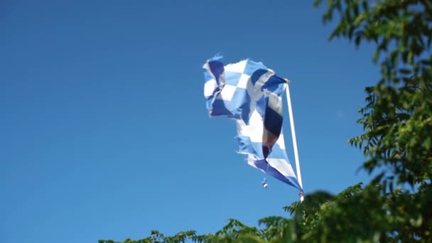 スローモーションで飛ぶギリシャの旗 風手旗 — ストック動画