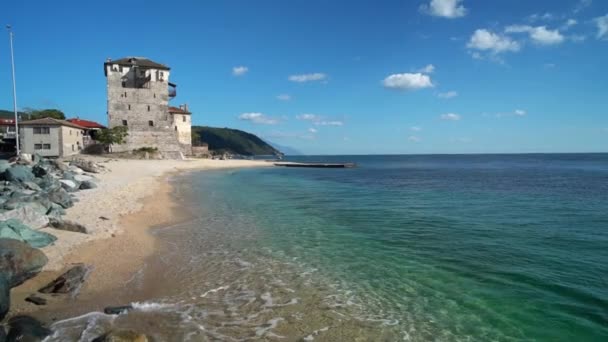 Bizantyjska Wieża Prosphorion Ouranoupoli Piękna Plaża Grecji Powolne Fale Ruchu — Wideo stockowe