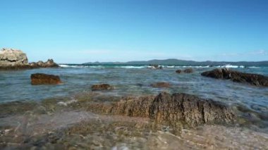 Yunanistan 'da Rocky Sahili, Agean Denizi' nde küçük dalgalar