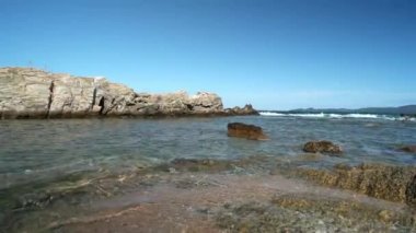 Yunanistan 'da Rocky Sahili, Agean Denizi' nde küçük dalgalar