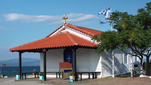 Chiesa Greca Sulla Collina Mare Agean Sullo Sfondo Bandiera Greca — Video Stock