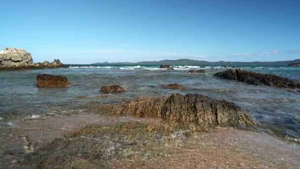 Rocky Beach Στην Ελλάδα Μικρά Κύματα Στη Θάλασσα Του Αιγαίου — Αρχείο Βίντεο