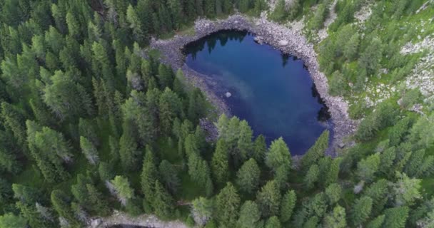 Vista Arriba Hacia Abajo Del Hermoso Lago Alpino Agua Clara — Vídeos de Stock