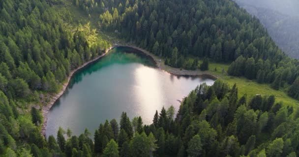 南チロルの美しいアルパイン湖のトップダウンビュー 空中風景 湖に映る夕日 — ストック動画