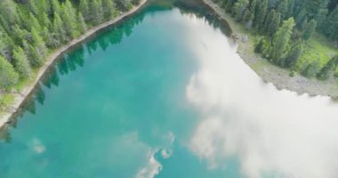 Dağlardaki mavi gölün yeşil ormanlarla çevrili havadan görüntüsü. Güzel Dağ manzarası. Drone görünümü