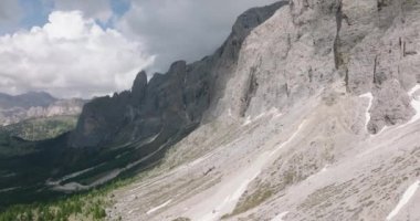 Alplerdeki Havadan Dağ manzarası. Güney Tyrol 'daki Sella Dağı' nın destansı manzarası