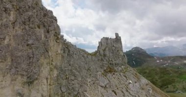 Alplerdeki Dağ Havası. Dolomitlerin üstündeki bulutlar. Dağ manzarasının destansı görüntüsü