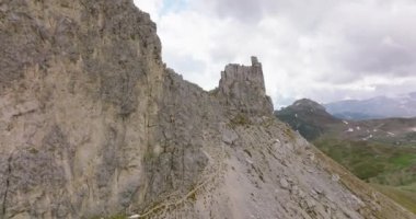 Alplerdeki Dağ Havası. Dolomitlerin üstündeki bulutlar. Dağ manzarasının destansı görüntüsü