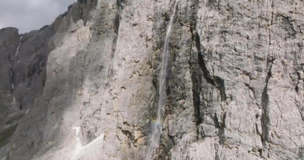 滝の空中 アルプスの背の高い山から落ちる水 アルプスの空中山の風景 南チロルのセラ山の壮大な景色 — ストック動画