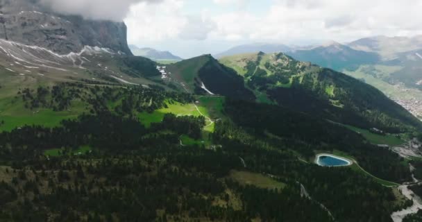 Amplio Paisaje Aéreo Val Gardena Italia Montañas Colinas Los Alpes — Vídeos de Stock