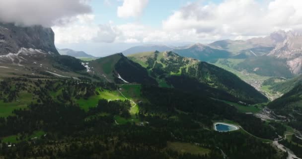 Val Gardena Széles Légi Tájképe Olaszországban Hegyek Hegyek Alpokban Felülről — Stock videók