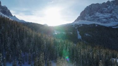 Kar, ormanı ve Alplerdeki dağları kapladı. Dolomitlerdeki hava manzarası, Alplerdeki bölge. Val Gardena 'daki kayak merkezinde. Kış boyunca Güzel Ağaçlar ve Ormanlar