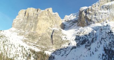 Kışın dağ karla kaplı, Sella Val gardena 'da. Hava Kış Manzarası, Güzel Kaya yüzeyi ve Orman. Kaya tırmanışı ve doğa maceraları.