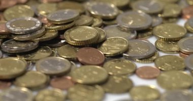 Yığınla para var. Birinci ve ikinci Avrupa sikkeleri, daha düşük değerdeki madeni paralarla çevrili. Altın ve Bronz