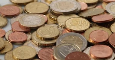 Avro yığınına yaklaştık. Birinci ve ikinci Avrupa sikkeleri, daha düşük değerdeki madeni paralarla çevrili. Altın, Gümüş ve Bronz