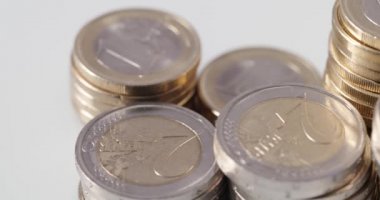 2 Euro birikti, yakın çekim. Avrupa 'dan para ve nakit. Avrupa Merkez Bankası Para Birimi