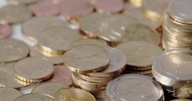 Yığınla bozuk para birikmiş. Ekonomik araç. Euro Sikkeleri Metal Formda