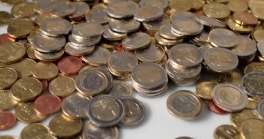 Beyaz yüzeyde Euro sikkeleri, izole sikkeler. Avrupa Para Birimi