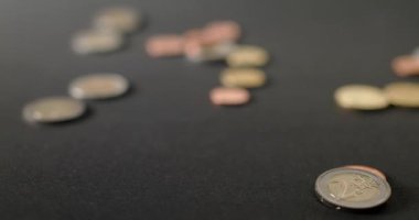 2 Avro, yüzeysel alan derinliği, odak noktasında Avro paraları ve karanlık arkaplan odakları