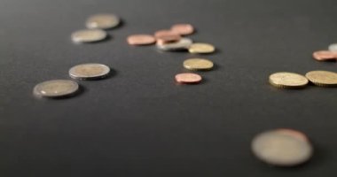 Odak içi ve dışı avro, karanlık arka planda Avrupa Para Paraları. 4K içinde EUR Para Birimi