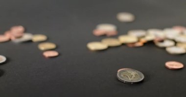 Karanlık yüzeyde 2 Euro ve Cent bozuklukları. Avrupa Birliği para birimi. Nakit ve yığınla para