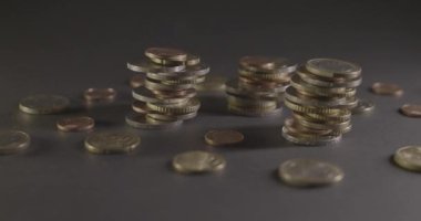 Avro paraları birikti, Avrupa para birimleri karanlık yüzeyde. 4K yakın çekim görüntüsü