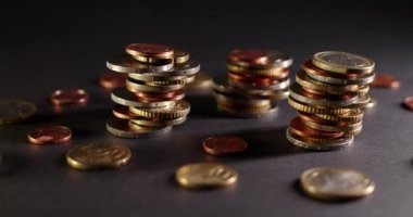 Avro paraları birikti, Avrupa para birimleri karanlık yüzeyde. 4K yakın çekim görüntüsü