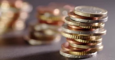 Karanlık yüzeyde birikmiş paraların yakınına. Arka plandan izole edilmiş Euro sikkeleri. Para ve Nakit Para