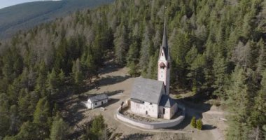 Val Gardena Dolomites İtalya 'daki Aziz Jakobs Kilisesi. Kilisenin hava manzarası ve güzel çevre manzarası.