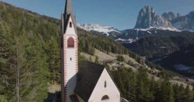 Val Gardena 'daki kilise kulesinin havası. Arka plandaki Langkofel Dağı. Güzel Hava Dağı Manzarası