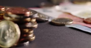 Avrupa 'dan gelen 5, 10 ve 20 Euro' luk banknotlara yakın çekim, Avrupa 'dan gelen güvenlik özellikleri olan para