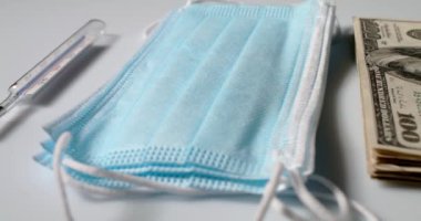 Cerrahi Maske ve Analog Ateşi Termometresinin yanındaki Dolar Faturaları. ABD 'de Sağlık Hizmetleri Maliyeti