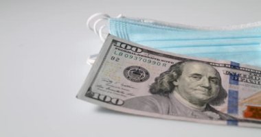 Cerrahi Maske Altında 100 Dolar ve Koruyucu Maske Altında FFP2. Parçacıklardan ve virüsten koruma