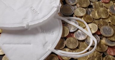 Avrupa Para Birimi 'nin yanı sıra Havadan Hastalıklar İçin Yüz Maskesi Koruma Programı. Avrupa 'da Ekonomik Kriz Pandemik Olayların Sebebi