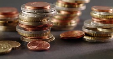 Koyu arka planda birikmiş Euro sikkeleri. Forex 'te Borç ve Kâr