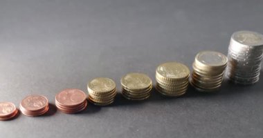 Birikmiş paralar, Cent 'ten One and Two Euro' ya. Avrupa Para Birimi. Avrupa 'da büyüme ve durgunluk